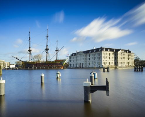 Реплика парусника у музея судоходства в Амстердаме.jpg